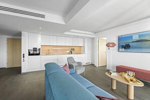 Full-sized fridge, microwave, oven, stovetop