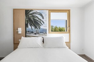 Apartamento Confort, 3 habitaciones, terraza, vistas parciales al mar | Ropa de cama de alta calidad, caja fuerte, cortinas opacas