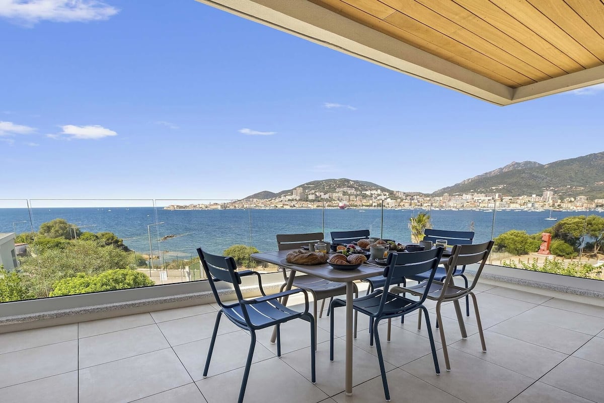 Appartement Confort, 2 chambres, terrasse, vue sur la mer | Vue sur la plage ou lâocĂ©an