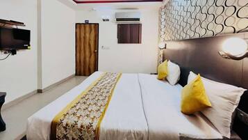 Escritorio, espacio para trabajar con laptop y wifi gratis