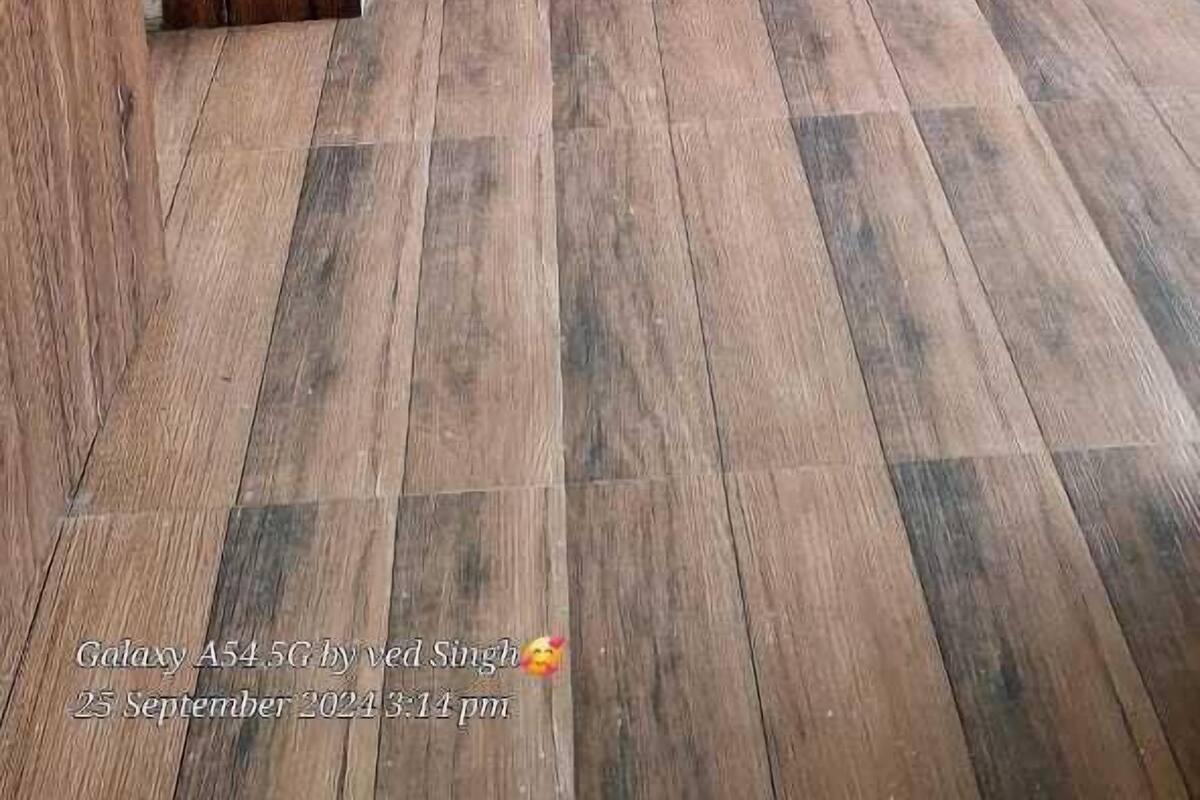 Un dormitorio moderno con estructura de cama de madera, ropa de cama blanca y ventilador de techo.