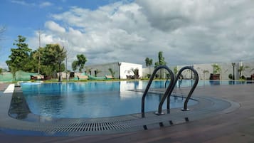 Kolam renang outdoor