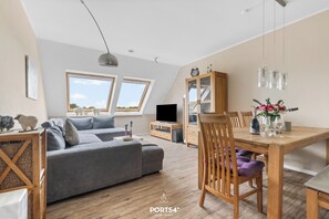 Fernseher, Kamin, Bücher