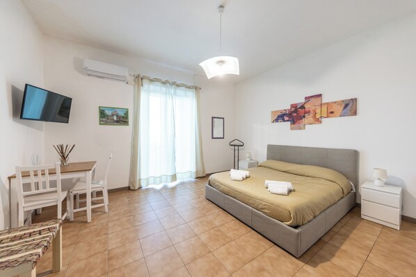 2 bedrooms, WiFi, bed sheets - Street Art House (Catania)