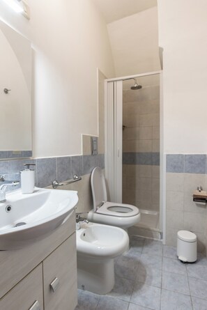 Shower, hair dryer, bidet, towels - Street Art House (Catania)