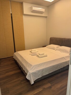 2 bedrooms, premium bedding, down comforters, individually decorated - Acropolis view (Athens)