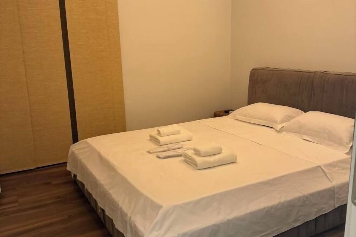 2 habitaciones, ropa de cama de alta calidad, edredón y escritorio 