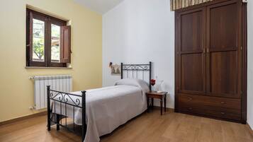 4 bedrooms, iron/ironing board, free WiFi