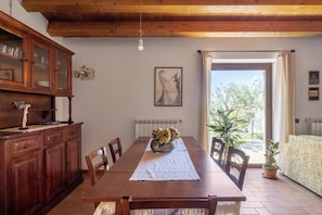 Villa, Terrasse, Poolblick | Essbereich im Zimmer