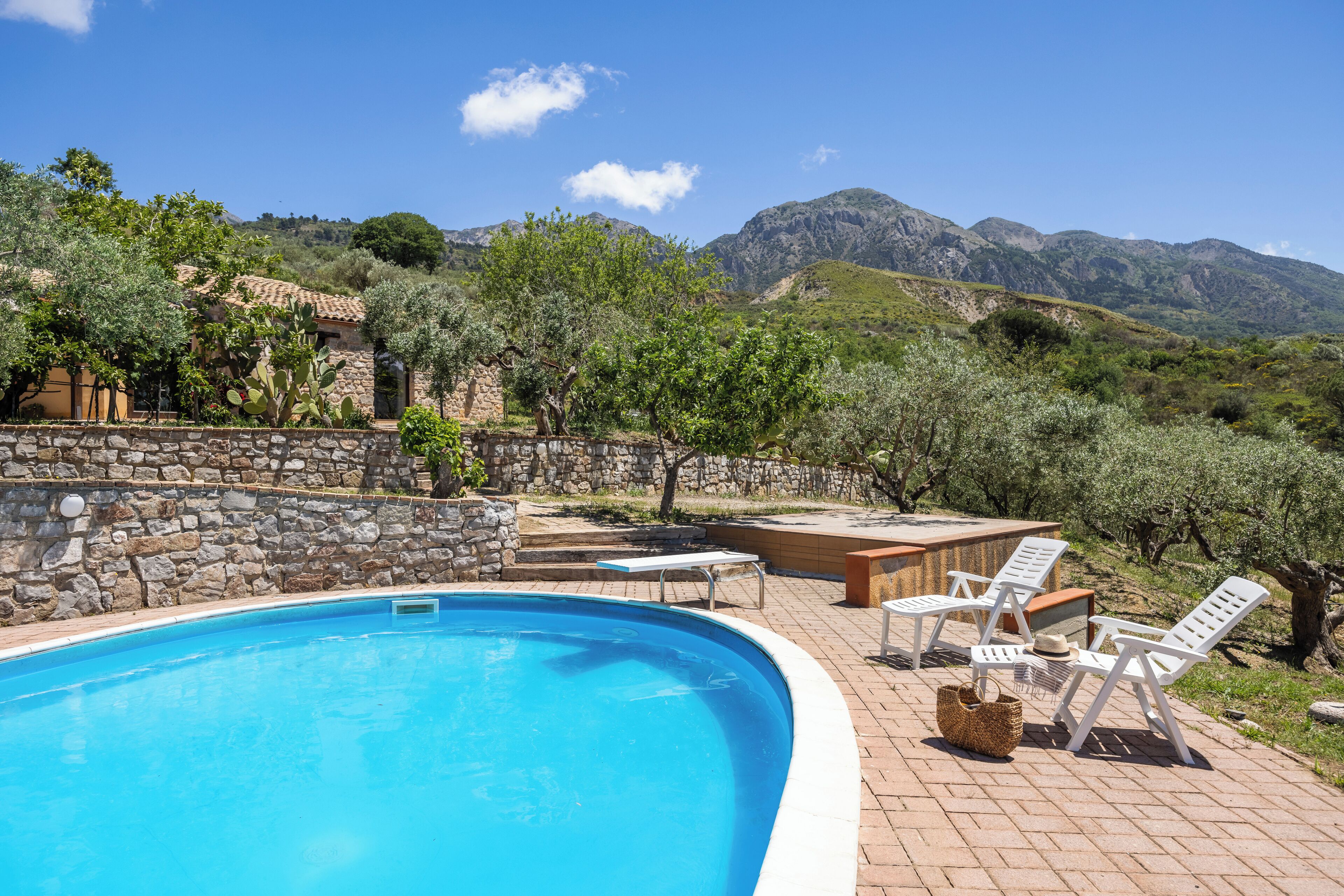 Una piscina al aire libre de temporada