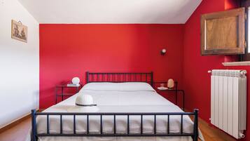 Villa, patio, vistas a la piscina | 4 dormitorios, tabla de planchar con plancha, wifi gratis y ropa de cama