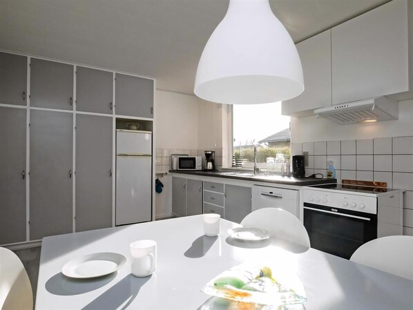 Dishwasher, coffee/tea maker, electric kettle