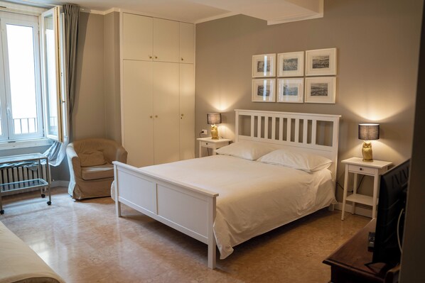 1 bedroom, desk, WiFi, bed sheets