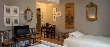 1 室のベッドルーム、デスク、WiFi、ベッドシーツ