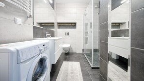 Apartament (20C) | Bathroom | Hair dryer, towels - Apartamenty Sun & Snow Westerplatte Międzywodzie (Dziwnów)