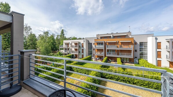 A modern apartment complex with multiple balconies, a well-maintained garden, and a clear view of the surrounding area. - Sun & Snow Westerplatte (Dziwnów)