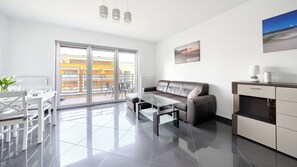 Apartament (20C) | Living area | Flat-screen TV - Apartamenty Sun & Snow Westerplatte Międzywodzie (Dziwnów)