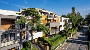A modern residential building with multiple balconies, a staircase, and a clear view of the street below. - Apartamenty Sun & Snow Westerplatte Międzywodzie (Dziwnów)