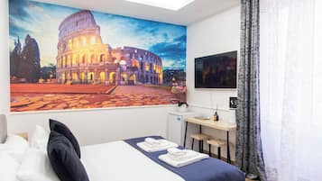 Escritorio, espacio para trabajar con laptop y cortinas blackout