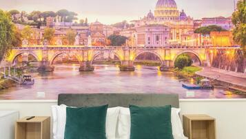 Escritorio, espacio para trabajar con laptop y cortinas blackout