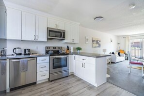 Frigorífico, microondas, horno y placa de cocina