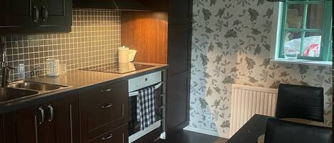 Four Ă micro-ondes, surface de cuisson, lave-vaisselle