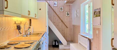 Parrilla de estufa, cafetera y tetera, tetera eléctrica y periquera