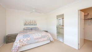 3 bedrooms, iron/ironing board, WiFi, bed sheets - Seabell Room for all the family and your furry friend (Yamba)