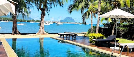 Piscine extérieure, parasols, chaises longues