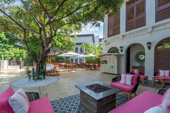 Outdoor dining - Stylish Condo in the Heart of Las Catalinas with Vibrant Design & Exclusive Beach Club Access (Las Catalinas)