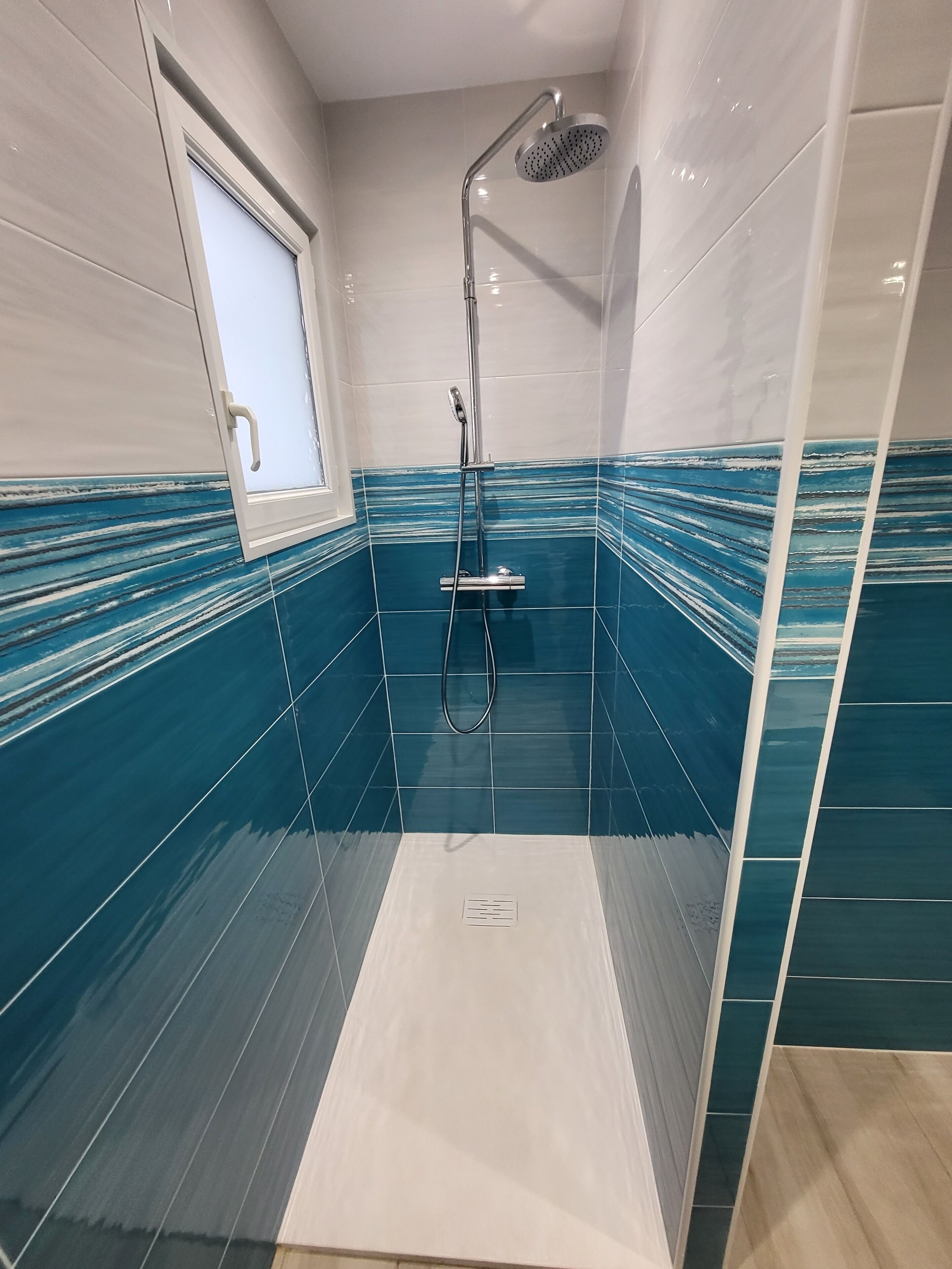 Een douche, een haardroger, handdoeken, zeep