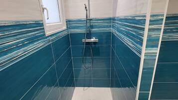 Een douche, een haardroger, handdoeken, zeep