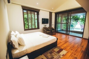 Luxury Room, Sea View | Desk, free WiFi