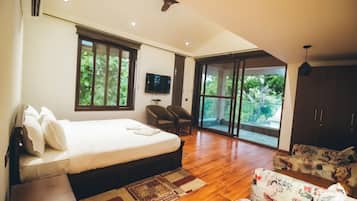 Luxury Room, Sea View | Desk, free WiFi