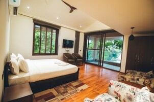 Luxury Room, Sea View | Desk, free WiFi