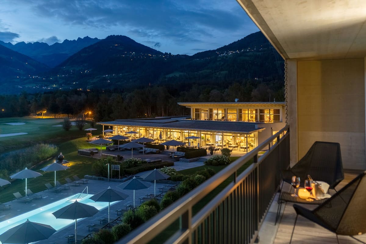 Suite Junior, vue golf | 1 chambre, draps italiens Frette, literie de qualité supérieure