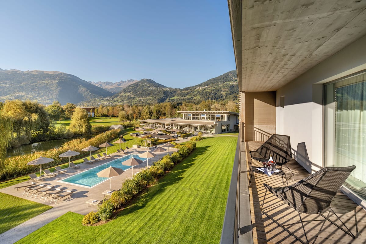 Deluxe Suite, Golf View | Frette Italian sheets, premium bedding, pillowtop beds, minibar