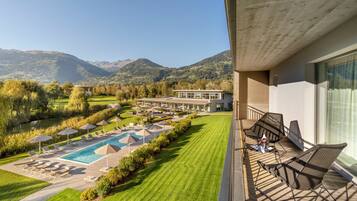 Ein Hotel mit Pool, Außenbereich und Bergblick.