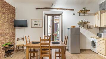 Apartamento família, sacada | Opções para refeição no quarto