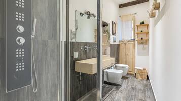 Appartement Familial, balcon | Salle de bain | SĂšche-cheveux