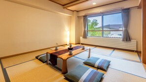 コンフォート 4 人部屋 禁煙 | セーフティボックス (室内)、デスク、遮光カーテン、WiFi (無料)