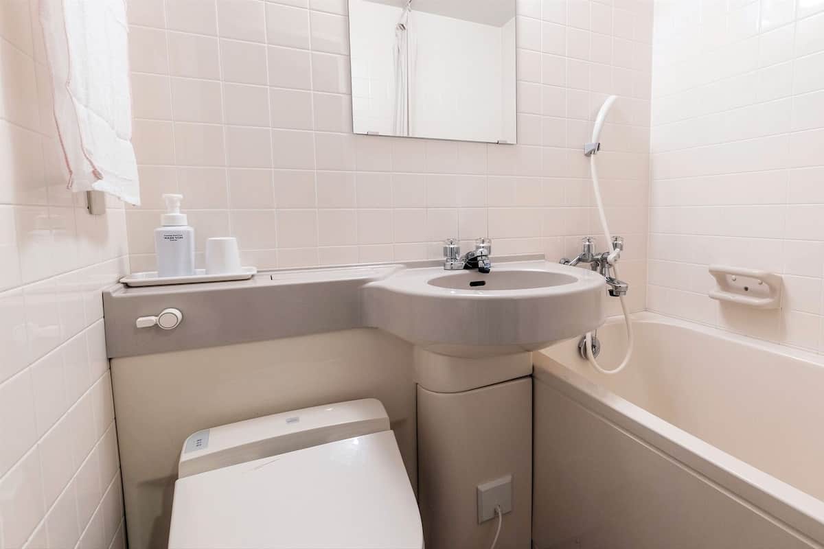 Un bagno con lavandino, WC e vasca da bagno.