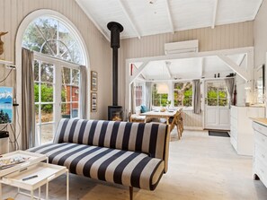 Televisión y chimenea 