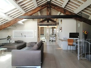 Smart-TV, Bücher, Stereoanlage