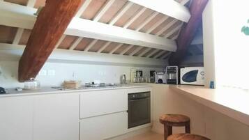 Frigorifero, microonde, forno, piano cottura