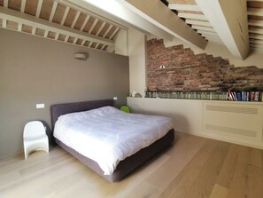 2 bedrooms, desk, iron/ironing board, travel crib