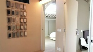 2 quartos, escrivaninha, ferros/tábuas de passar roupa, berço de viagem