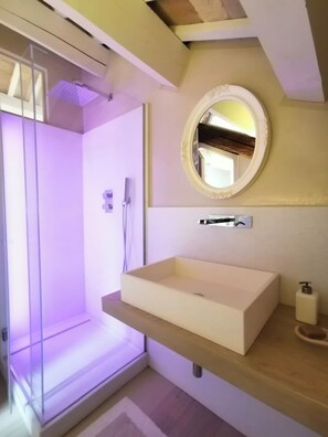 Shower, jetted tub, hair dryer, bidet - CasaDei - Home Design & Relaxation by the Beach (Cervia)