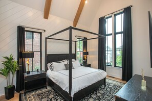 4 habitaciones, escritorio y tabla de planchar con plancha
