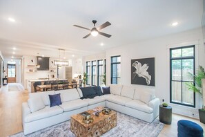 Smart TV, chimenea, oficina, monitor de computadora